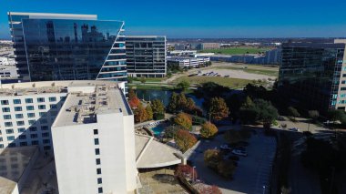 Plano Legacy iş parkında modern cam ofis kuleleri, otel, çeşmeli peyzaj havuzu, sonbahar yaprakları, kentsel tasarım, çağdaş şirket TX 'e entegre edilmiş yapılandırılmış park. ABD