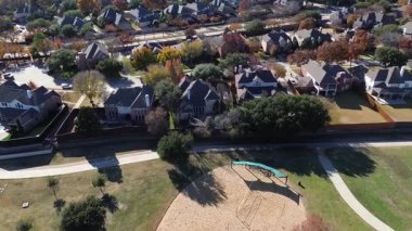 Yeşil gölgeli oyun alanı Coppell Park 'ı çevreleyen yürüyüş yolları ve ağaçlarla çevrili. Arka bahçeleri çitlerle çevrili, sonbahar yeşillikleri sakin bir cadde, TX