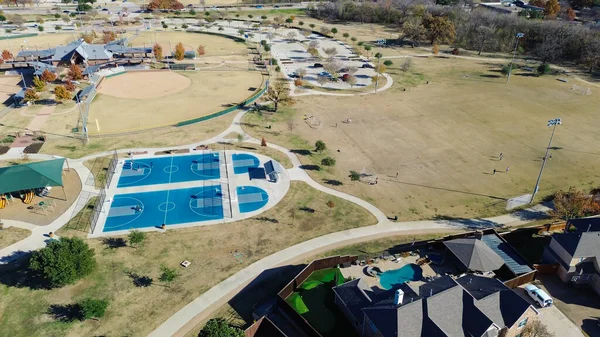 Mavi basketbol sahaları bankların ve dolambaçlı yolların yakınında aktif maçlara ev sahipliği yapıyor. Geniş çimenlik alan futbol oyununu destekliyor. Yerleşim yerleri, yol tamponları uzak bina kompleksi Coppell, TX 'ten parka kadar. ABD