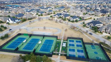 Spor merkezinde ise tenis kortları, dört tane Pickleball sahası ve geometrik düzende basketbol sahası yer alıyor. Sahne havuzu ve yoğun yerleşim alanları Prosper, Texas banliyö planlama ve yaşam tarzını ön plana çıkarıyor. ABD