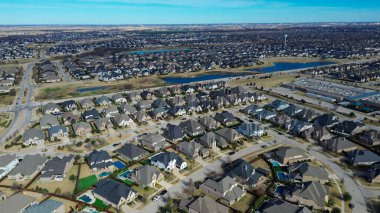 Geniş Prosper, Teksas 'ta havuzları, avluları olan, göletleri, dereleri olan, lüks banliyölerde yaşayanları ve doğal unsurları vurgulayan büyük planlı sınır parkındaki eğlence bahçeleri olan evler. ABD