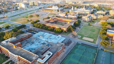 Waco Üniversitesi kampüsü akademik binalar, tenis kortları, geniş kıvrımlı kavşaklar ve katmanlı otoyol ağı, kentsel hareketlilik, bölgesel bağlantı, Texas destekli. ABD