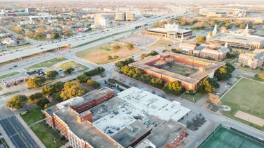 Akademik binalar, tenis kortları, geniş eğimli kavşaklar ve katmanlı otoyol ağıyla desteklenen üniversite kampüsü önplanı Waco kentsel hareketliliğini, bölgesel bağlantıyı, TX 'i gösteriyor. ABD