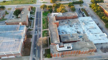 Kırmızı tuğlalı akademik, park yeri, düz çatıları ve görünür havalandırma üniteleri olan idari binalar Waco, Teksas eğitim koridoru içinde birleşik kurumsal bölge oluşturuyorlar. ABD