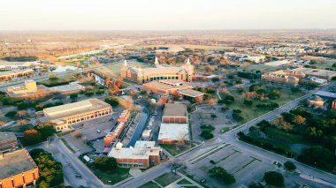 Kanal, üniversite kampüsünde peyzajlı çevre, kıvrımlı mimari biçimler ve ağaçlarla kaplı caddelerde doğal elementleri yapılandırılmış kampüs geometrisi ve kentsel akım, Waco, TX ile harmanlıyor. ABD