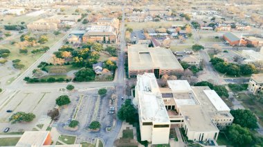 Akademik binaların ve yeşil alanların yanında boş çatı katı olan büyük bir açık hava ve liman otoparkı, I-35 N Frontage Road, Waco, TX tarafından üniversite kampüsü araç erişimi ve mekansal planlama. ABD