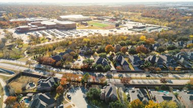 Özel konutlar ve bölgenin spor tesisleri arasındaki ilişkiyi geniş açıdan gösteriyor. Yürüme yolları, park altyapısı ve devasa Coppell, Texas 'ı içerir. ABD