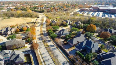 Bölünmüş bir bulvarı sonbahar yeşilliklerine doğru süpürüyor. Yoğun yerleşim bloklarından yakınlardaki Coppell, Teksas 'taki açık yeşil alanlara geçişi göstermektedir. ABD