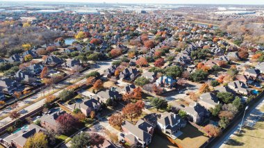 Havuzu ve çeşitli tasarımları olan Coppell evleri bir gölet ve ağaçlarla kaplı caddeleri çevrelemekte; sonbahar renkleri ve yakındaki ticari binalar Dallas, Teksas 'ın varoşlarını ön plana çıkarmaktadır. ABD