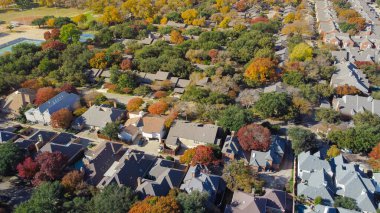 Park Central yakınlarındaki apartman kompleksi ve konutlarda Dr. Breckenridge Dr yoğun konutlar ve yakındaki spor sahaları bulunmaktadır. Sonbahar yaprakları, hatta ışıklandırma bile sonbahar ritmi yaratır, Dallas, Teksas. ABD