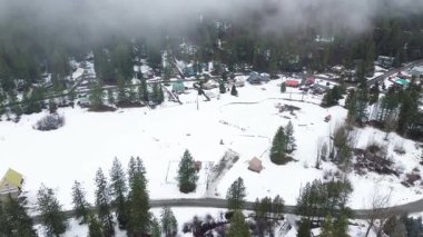 Peshastin Creek dönemecinin yakınındaki kulübeler ve evler yükselen arazi boyunca ve karavan parkının doğusundaki dolambaçlı yollar boyunca otururlar. Kar kaplı çatılar, yumuşak gölgeler, ebedi yeşil dokular Peshastin 'i tanımlar, Washington