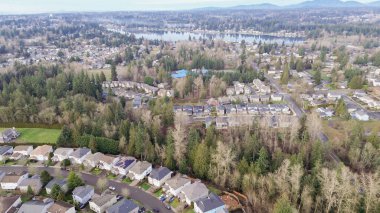 East Hill 'deki şebeke desenli evler Kent' i Renton ve Maple Vadisi 'ne bağlayan yerel güzergahlarda bulunuyor. Tekrarlanan çatı çizgileri, garaj yolu aralıkları, yoğun kozalaklı evler, Kent, WA banliyö yerleşimi. ABD