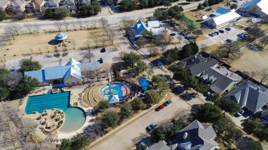 Lantana Patikası yakınlarındaki halk merkezinde dairesel oyun alanı, kucak havuzu ve gölgeli toplanma alanı bulunur. Kaya aksanları, mavi gölgelikler, kış çimenleri, Lantana, Denton County, Teksas 'ın çevresindeki çatılar. ABD