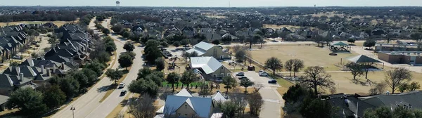 Panorama havacılık okulu kompleks haber sunucuları eğri caddeler ve açık eğlence alanları arasında. Metal çatılar, sessiz çimenler, çıplak ağaçlar Lantana, Teksas 'ta serin gün ışığı kontrastı. ABD