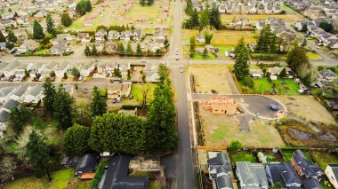 Doğu Tepesi 'nin etkin inşaatı. Kereste evi çerçeveli. Konut alanları büyük. Evergreen ağaç örtüsü, budanmış çimenler, yumuşak bulutlu kış ışığı Kent, Washington. ABD