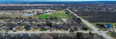 Cravens Park yakınlarındaki Panorama hava manzaralı mahalle çapraz yol ve uzak ufuk çizgisi ile aynı hizaya geliyor. Çeşitli çatılar, kış çimenleri, sessiz yeşillikler, banliyöler, Arlington, TX. ABD