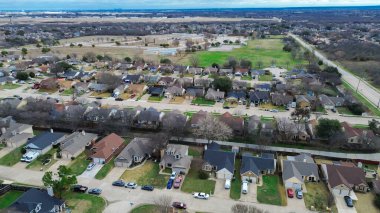 Cravens Park 'ın göbeğindeki spor kompleksi beyzbol sahaları, oyun alanları, büyük otoparklar. Parlak çatılar, açık çim, çıplak ağaçlar, temiz kaldırım yüzeyleri, Arlington, TX 'te yumuşak kış ışığı. ABD