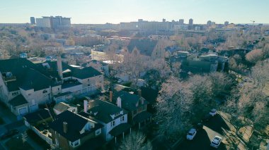 Park Hill yakınlarındaki evler Colorado Bulvarı boyunca şehir merkezindeki koridorlara bakıyor. Sıcak kış ışığı, Denver, Colorado 'daki karışık çatı yapılarını ve çıplak ağaç tepe örtülerini yumuşatır. ABD