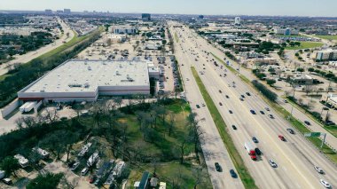 Plano 'daki E Spring Creek Pkwy yakınlarındaki K Ave karavan parkında 75 ön cephe boyunca konuşlandırılmış bir depo. Çıplak ağaçlar, sessiz karavan çatıları, Kuzey Teksas 'ta yetersiz kaynaklı bir topluluk. ABD