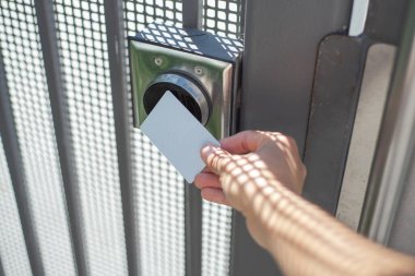 Havuz kapısına monte edilmiş dairesel RFID sensörü yükselen otel kartını alır. Güneş filtrelenmiş desenler ve yansıtıcı çelik parlak, yüksek kalite görünüm, Kaliforniya 'da birleşir. ABD