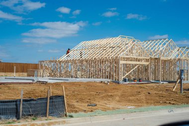 Su tesisatı koçanlı beton kaplama inşaat alanı, çerçeve de komşu yapı için çatı seviyesini destekliyor. Toprak eğimleri, mahremiyet çitleri Aubrey 'deki kereste yüzeyleri, TX. ABD