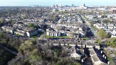 Fair Oaks Bulvarı yakınlarındaki yoğun yerleşim alanı Greenville Bulvarı uzak ufuk çizgisine doğru sıkıca dolu daireler gösteriyor. Karanlık çatılar, dağınık ağaçlar, yumuşak kış ışığı, Dallas 'ta katmanlı şehir