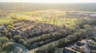 Fair Oaks Bulvarı yakınlarındaki konut parkı entegrasyonu, Walnut Hill Ln beyzbol sahaları, göletler ve büyük bir tesise bitişik kasaba evlerini ön plana çıkarıyor. Çatı katları, ağaç kümeleri, görsel ritim, Dallas. ABD