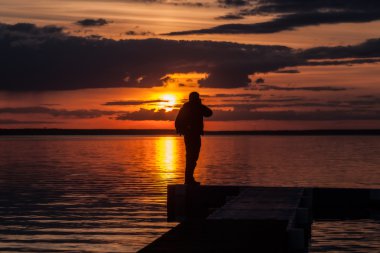 gün batımında fotoğrafçılar siluet