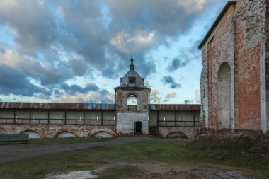 açık kapı bir kule