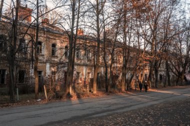 Hayat eski evi terk etti