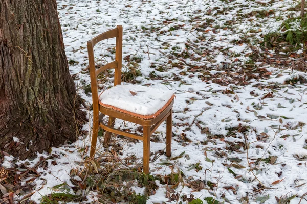 Silla bajo nieve — Foto de Stock