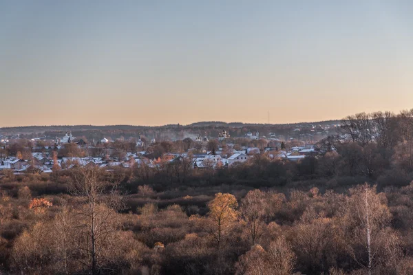 Première neige sur les toits des maisons — Photo