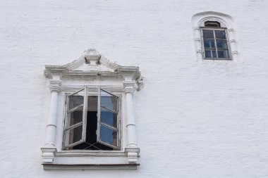 Beyaz bir duvar üzerinde iki pencere
