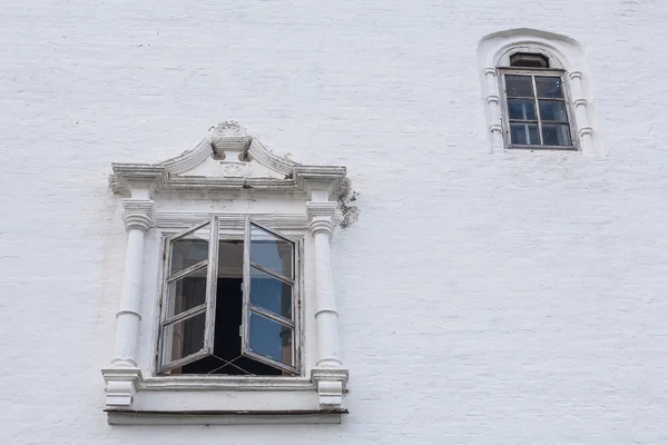 Δύο παράθυρα σε ένα λευκό τοίχο — Φωτογραφία Αρχείου