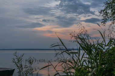 tüysü bulutlar ile manzara