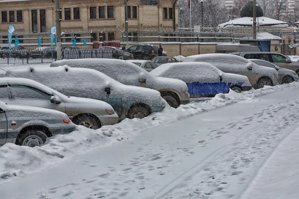 Bilar under snö — Stockfoto