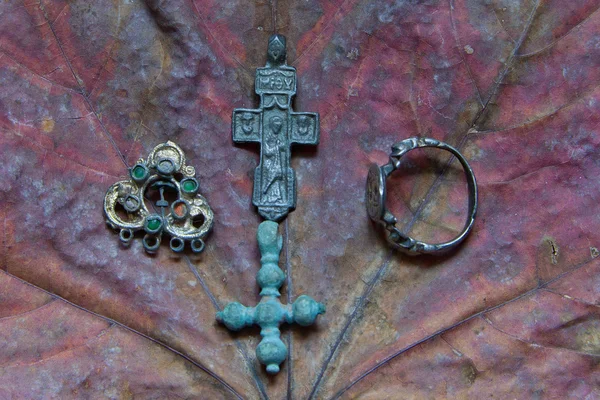 Cruces, pendientes y anillos —  Fotos de Stock