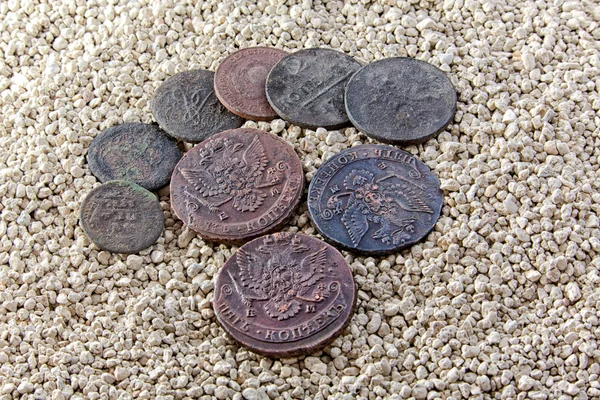 Monedas de cobre antiguas en la arena —  Fotos de Stock