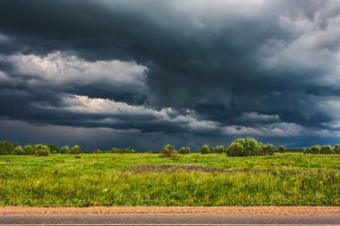 Gök gürültüsü fırtına öncesi