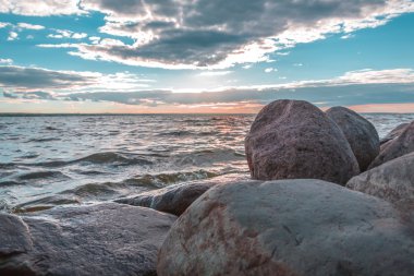 gökyüzü ve taşlar