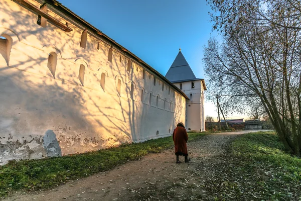 yaşlı kadın gider