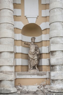 anıt sütunlar arasında mans