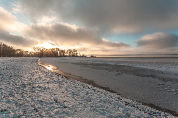 Pláž v zimě při západu slunce — Stock fotografie