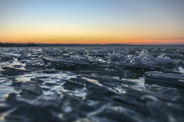 Замерзшие волны на закате — стоковое фото