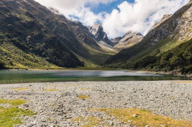 Routeburn Yolu 'ndaki Mackenzie Gölü Yeni Zelanda Büyük Yürüyüşü Fiordland Ulusal Parkı, Güney Adası, Yeni Zelanda