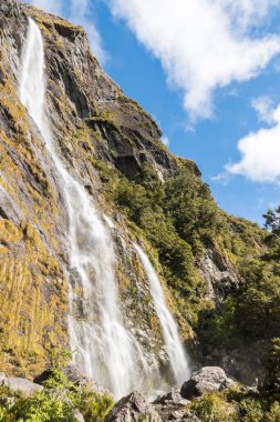 Yeni Zelanda, Güney Adası, Fiordland Ulusal Parkı 'ndaki Routeburn Pisti' ndeki Earland Falls şelalesi.