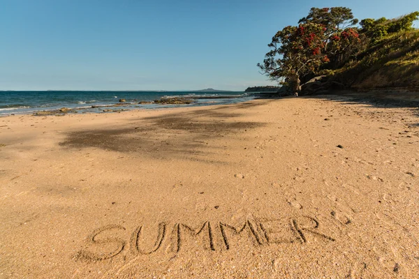 Zomer geschreven in zand op Nieuw-Zeeland strand — Stockfoto