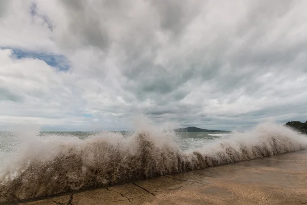 İskele karşı çökmesini dalgalar — Stok fotoğraf