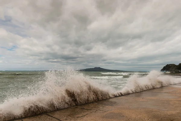 Ondas em queda na costa da Nova Zelândia — Fotografia de Stock