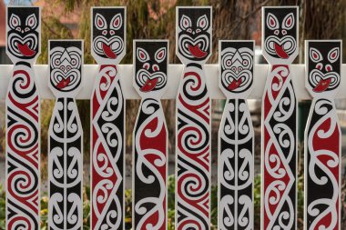 Çit geleneksel Maori ile karşı karşıya